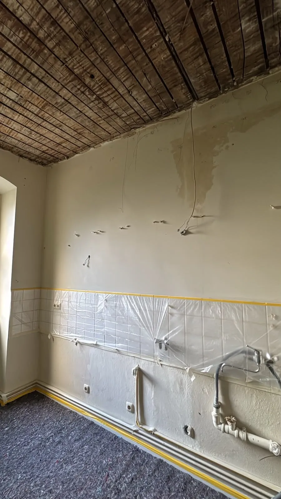 Decke in Arbeit, Wandfliesen mit Folie abgeklebt
