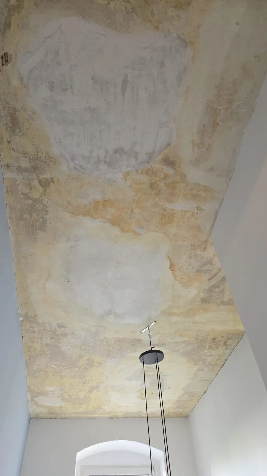 Decke mit Wasserflecken