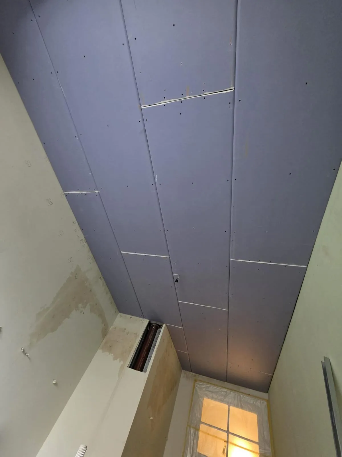Montierte Gipskartonplatten an der Decke
