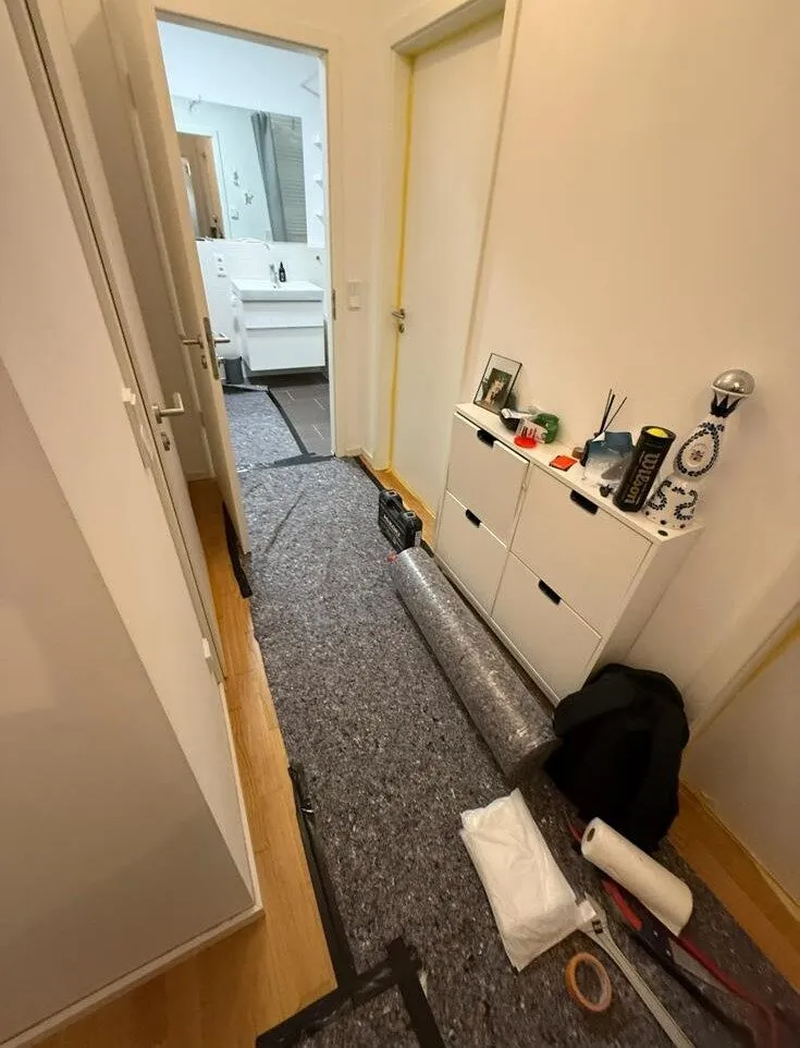 Abgedeckter Flur zum Bad