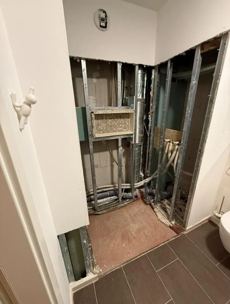 Geöffnete Vorwand, Blick ins Bad