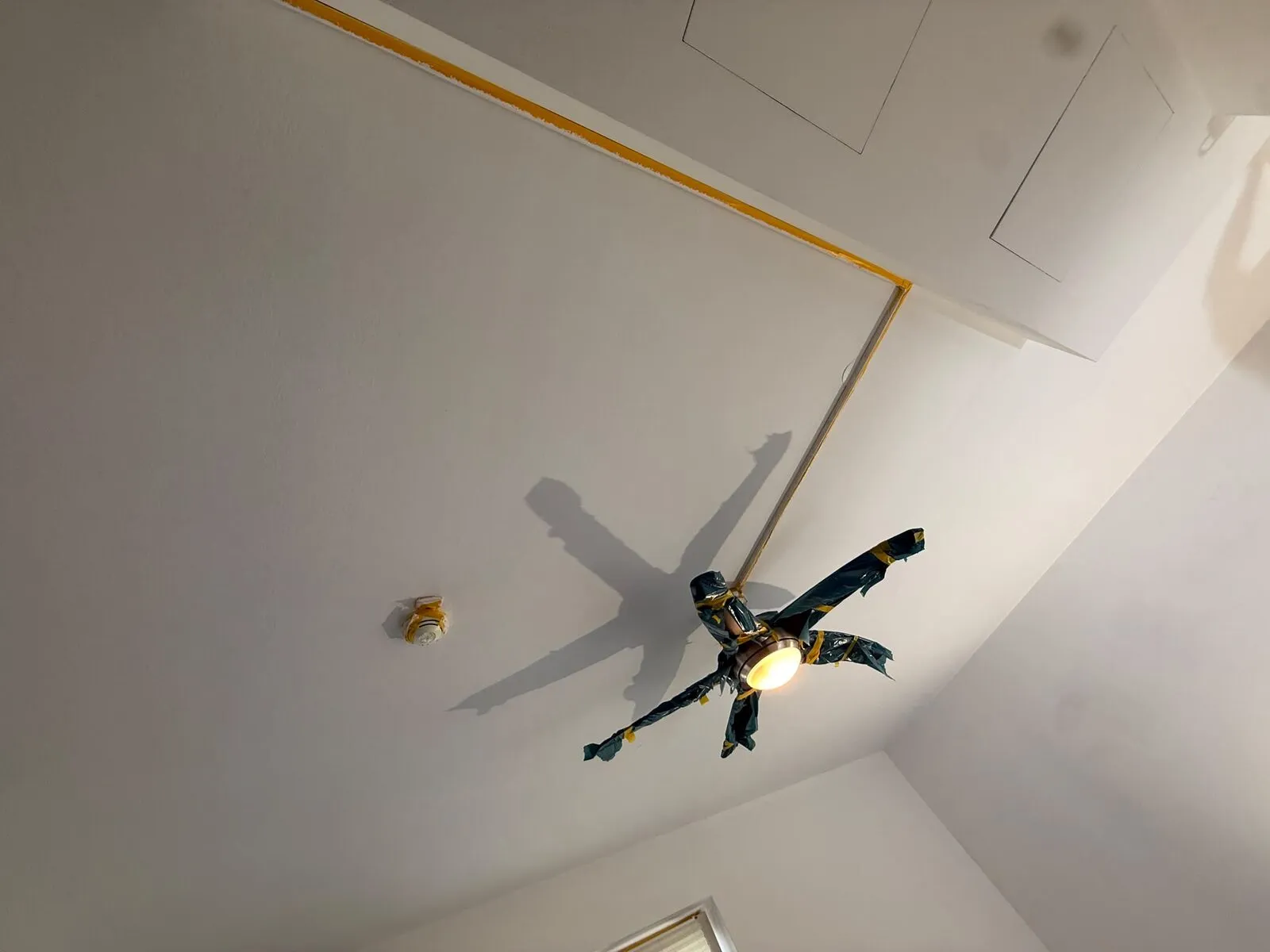 Abgeklebter Deckenventilator
