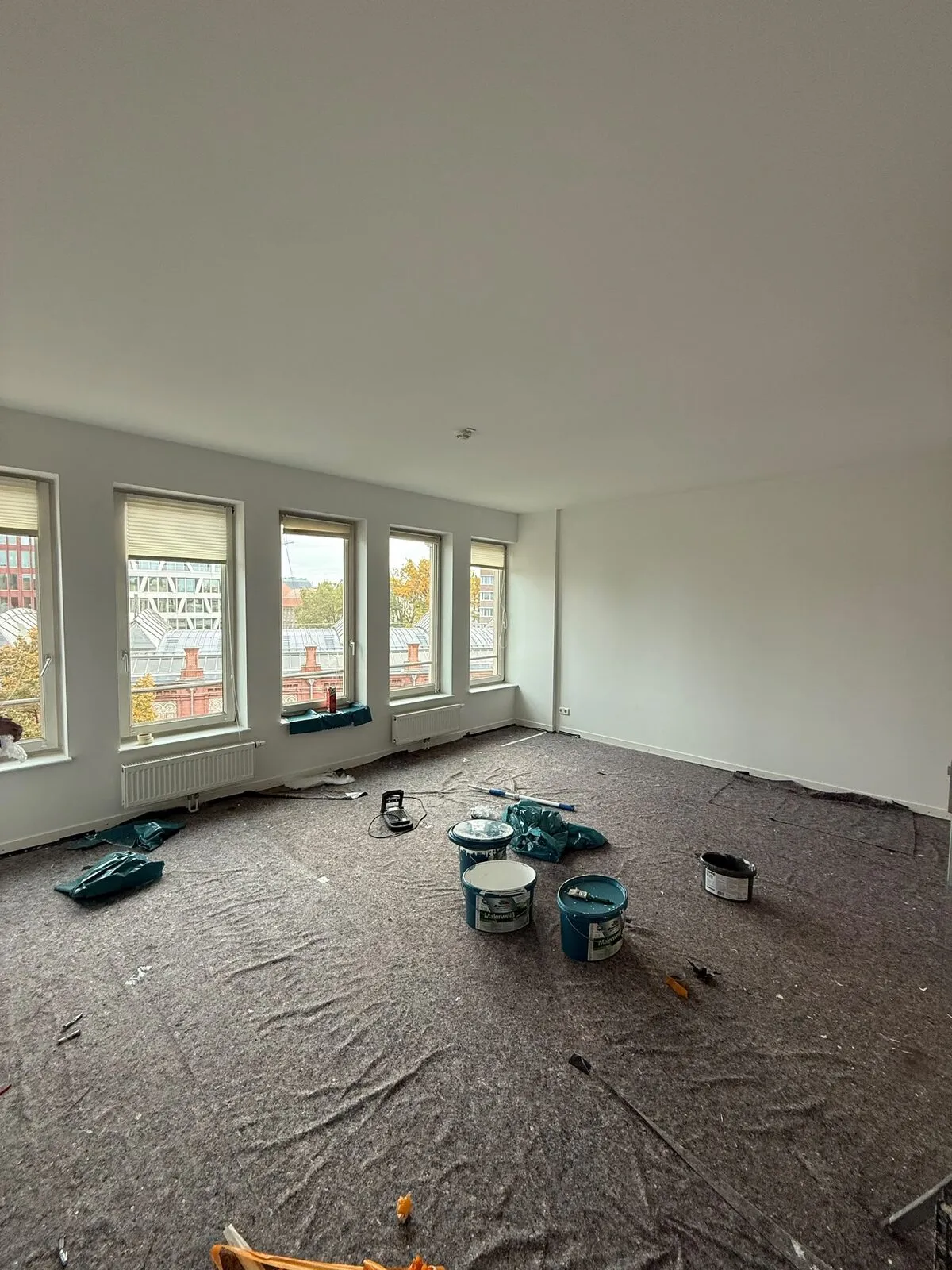 Raum mit abgedecktem Boden während der Malerarbeiten