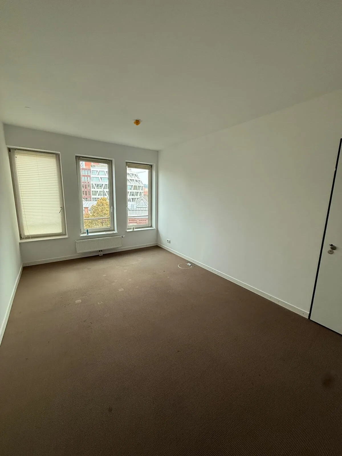 Gestrichener Büroraum mit drei Fenstern